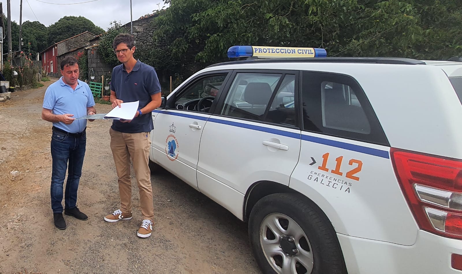 El alcalde y el arquitecto municipal visitando la carretera para realizar la medición.