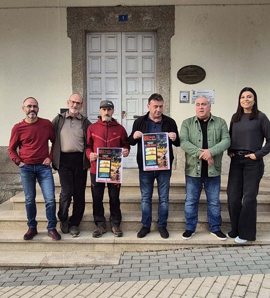 El alcalde y el equipo de gobierno junto a los organizadores, del Club Ciclista BTT San Miguel.