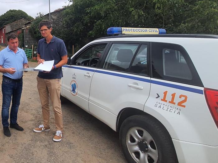 El alcalde y el arquitecto municipal visitando la carretera para realizar la medición.