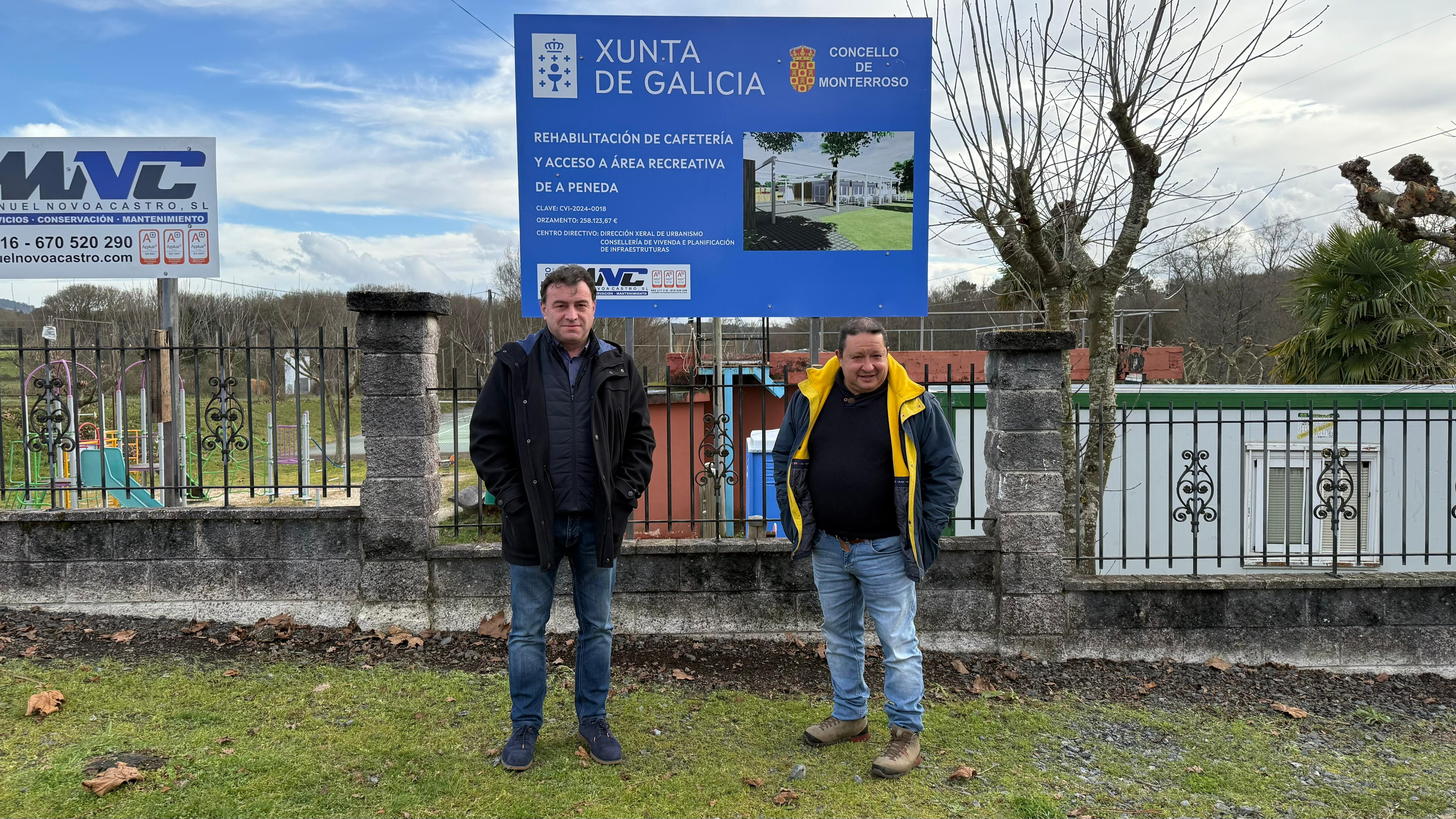 Eloy Pérez con el responsable de la empresa adjudicataria de los trabajos en el área de A Peneda.