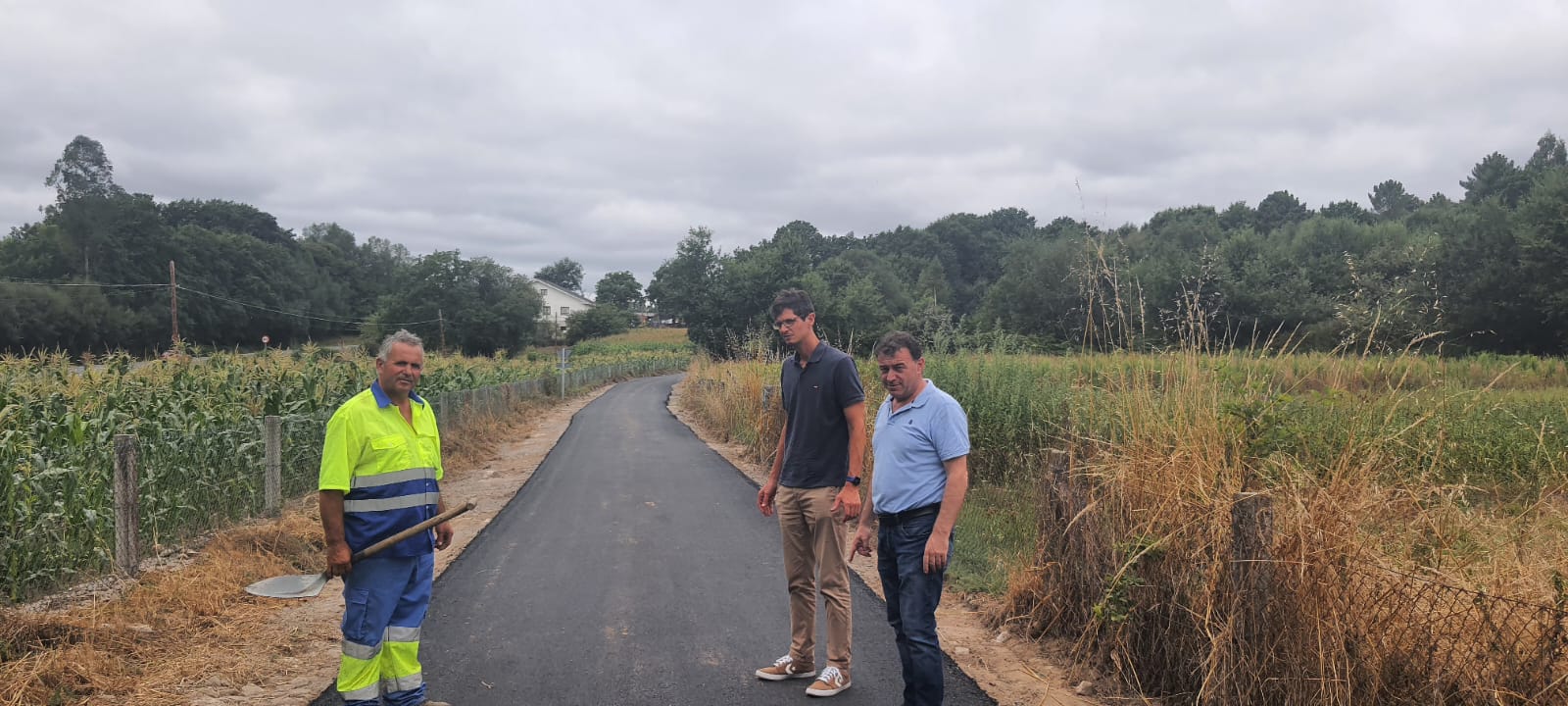 O alcalde, Eloy Pérez, comprobando as obras do camiño de acceso ao núcleo de Bidouredo.