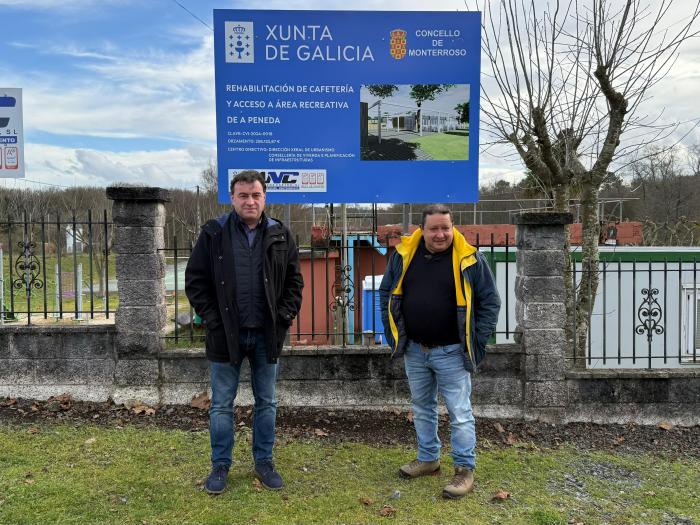 Eloy Pérez con el responsable de la empresa adjudicataria de los trabajos en el área de A Peneda.