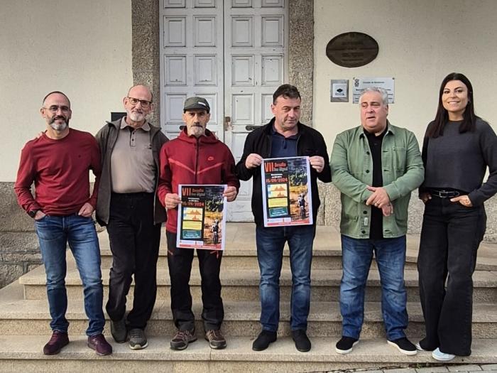 O alcalde e o equipo de goberno xunto aos organizadores, do Club Ciclista BTT San Miguel.