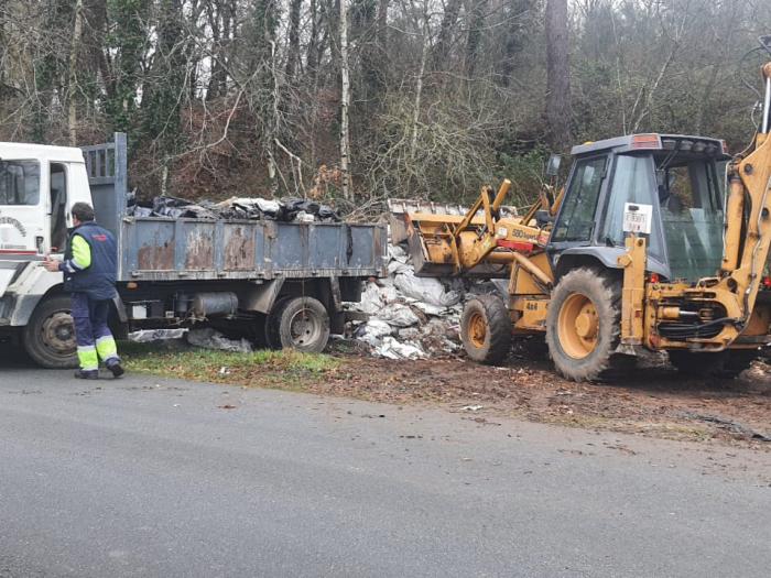 Persoal municipal realizou a limpeza do vertedoiro incontrolado de Sucastro.