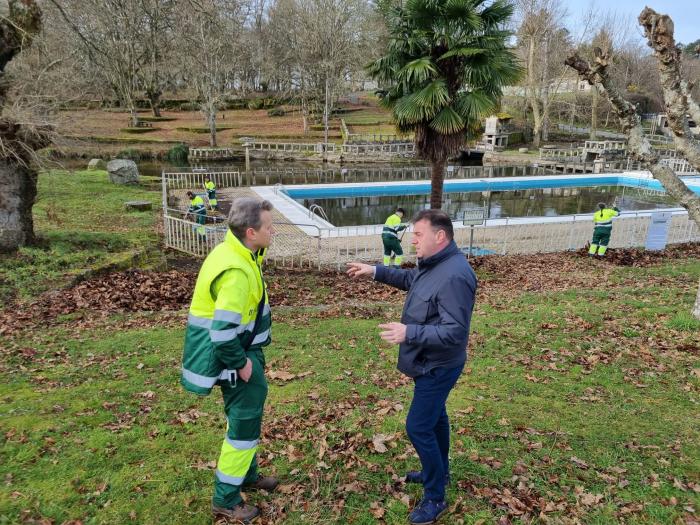 O alcalde visitou ao alumnado do obradoiro que realiza tarefas de mantemento na área recreativa da Peneda.