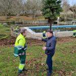 El alcalde visitó al alumnado del obradoiro que realiza tareas de mantenimiento en el área recreativa de A Peneda.