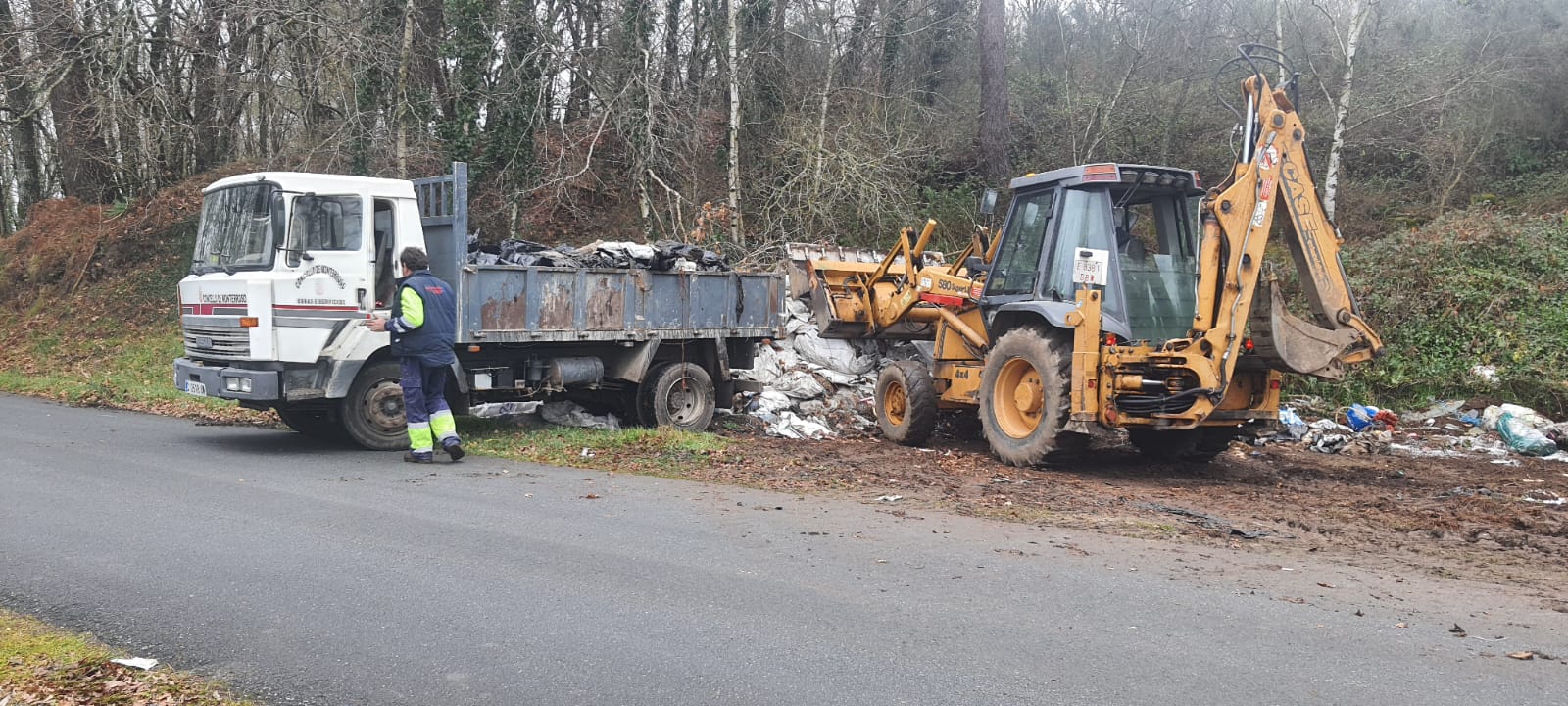 Persoal municipal realizou a limpeza do vertedoiro incontrolado de Sucastro.