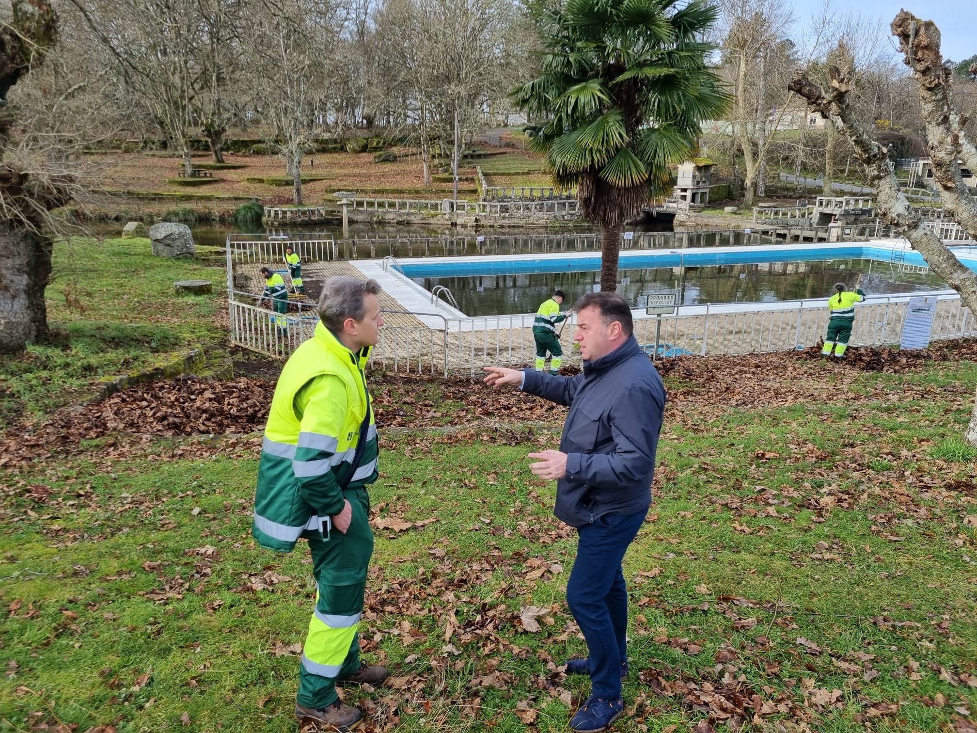 El alcalde visitó al alumnado del obradoiro que realiza tareas de mantenimiento en el área recreativa de A Peneda.